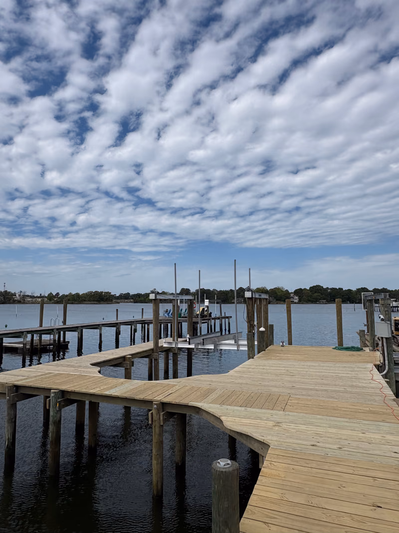 A finished Hanson pier with a T-head platform out over the water.